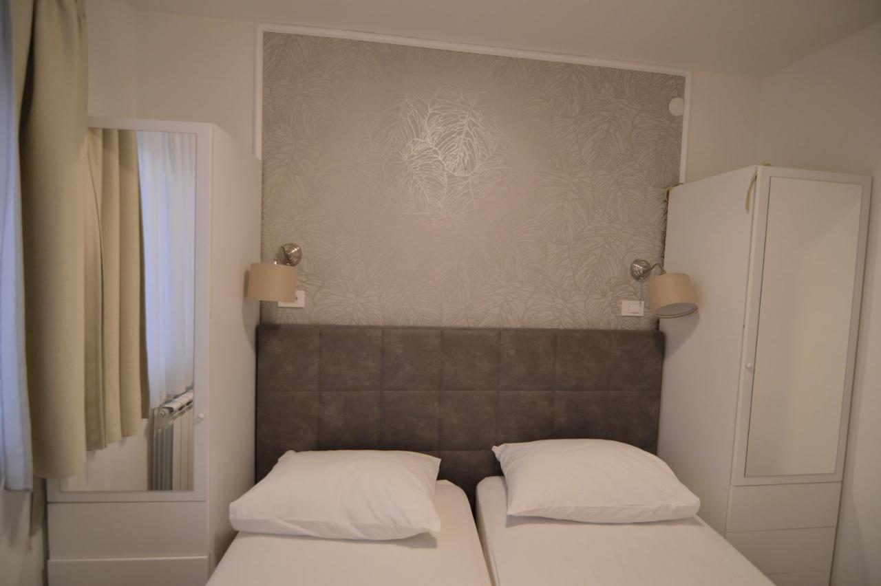 Apartments By The Sea Starigrad, Paklenica - 16421 Екстер'єр фото