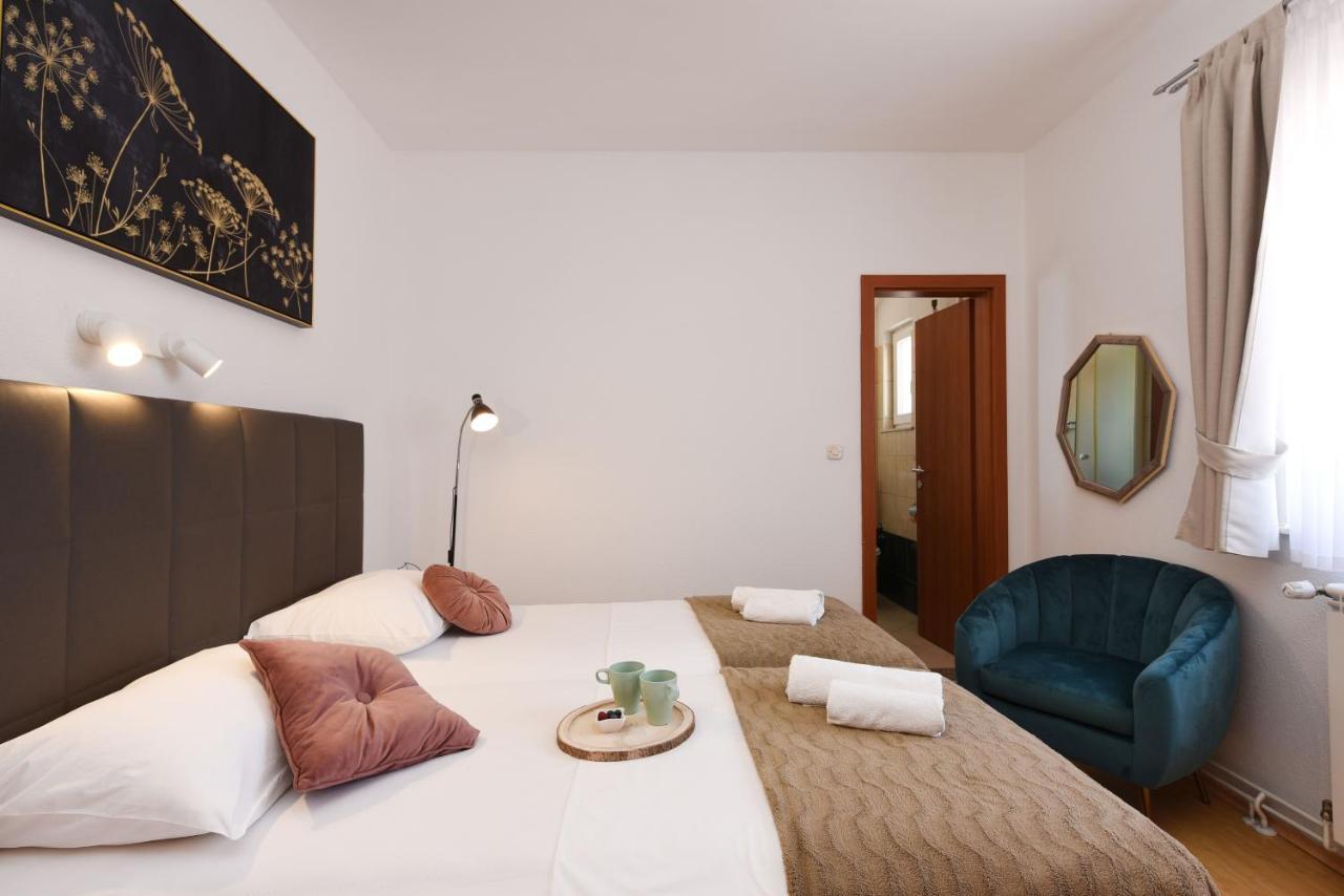Apartments By The Sea Starigrad, Paklenica - 16421 Екстер'єр фото