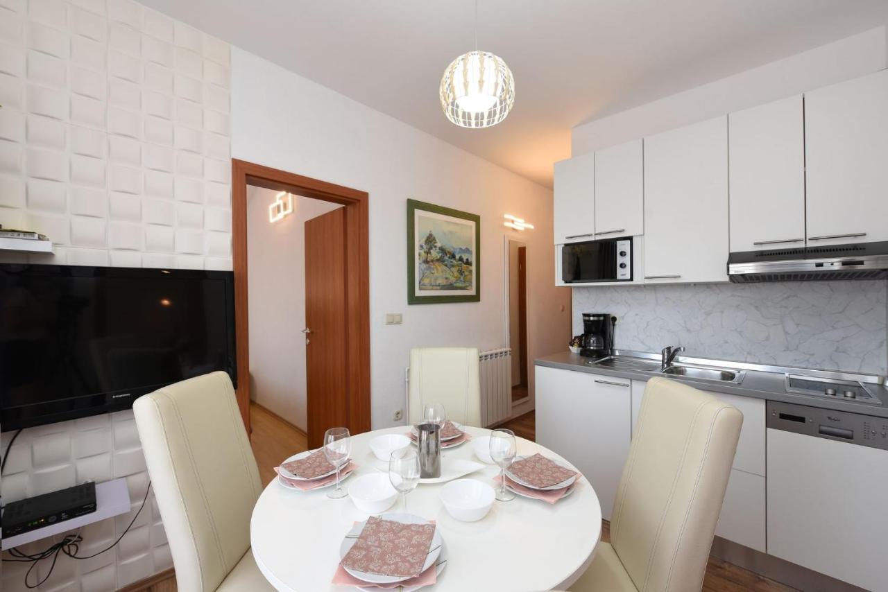 Apartments By The Sea Starigrad, Paklenica - 16421 Екстер'єр фото